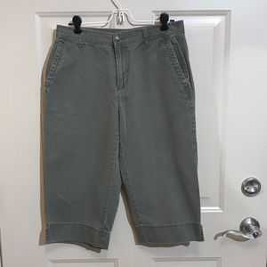 Liz Claiborne Moss Green Capris Pants Size 8